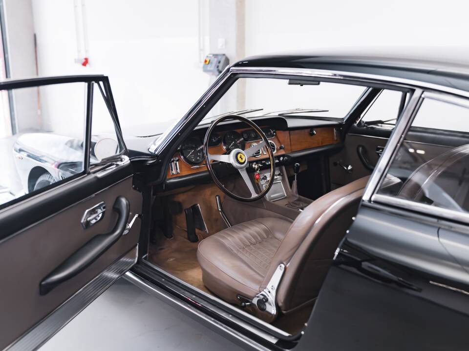 Image 13/100 of Ferrari 330 GT 2+2 (1965)