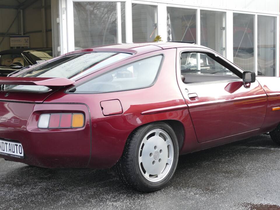 Image 4/18 de Porsche 928 S (1982)