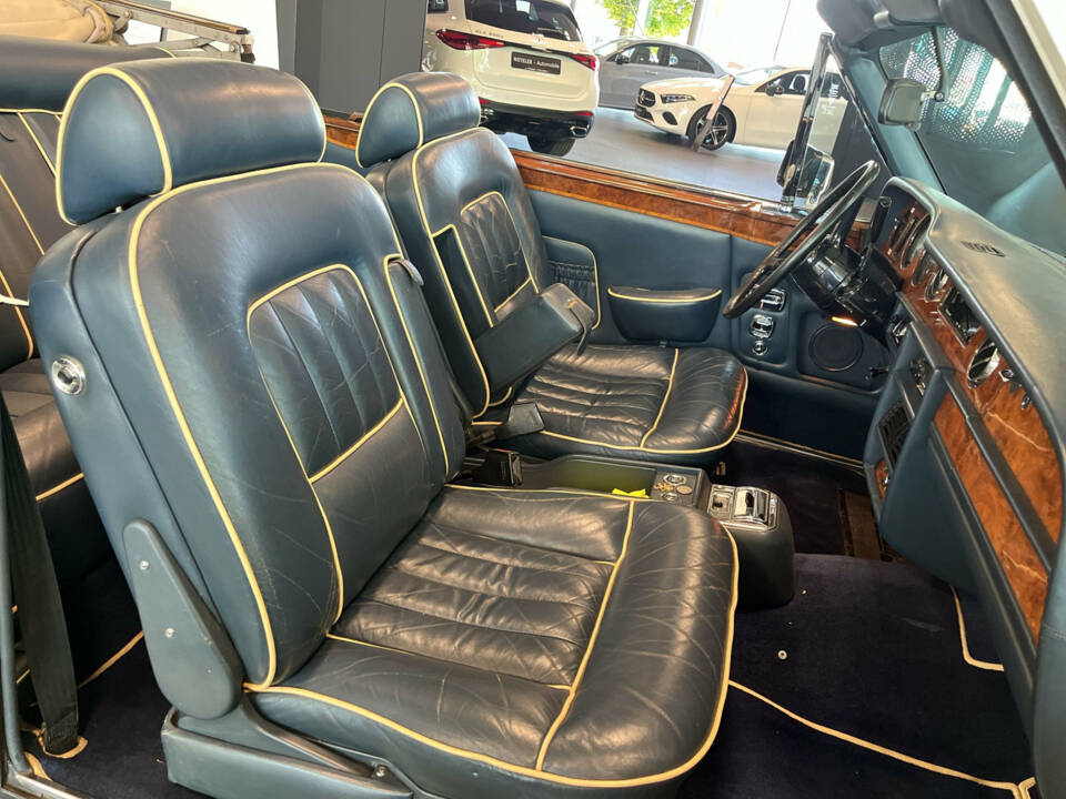 Image 15/23 of Rolls-Royce Corniche I (1984)