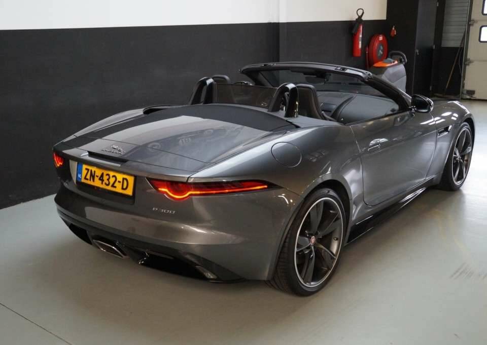 Image 37/50 of Jaguar F-Type (2019)