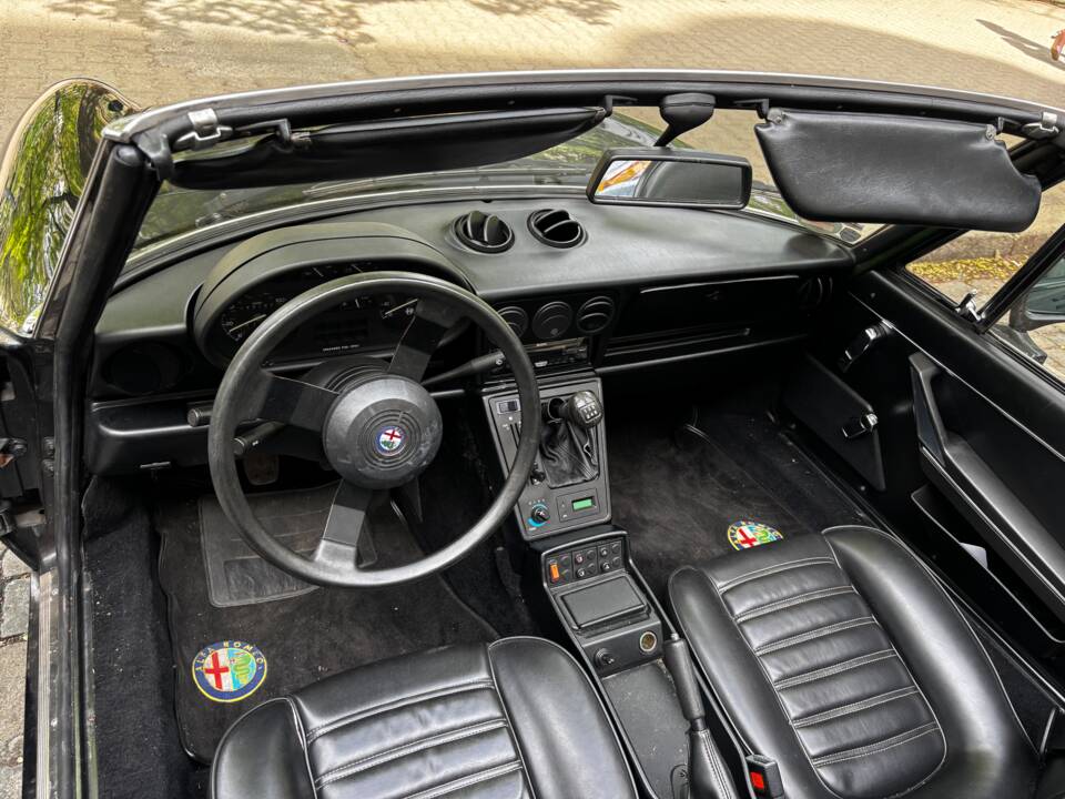 Bild 2/6 von Alfa Romeo 2.0 Spider (1988)