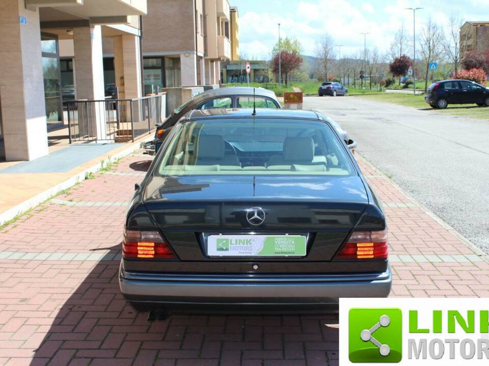 Imagen 6/10 de Mercedes-Benz E 320 (1993)