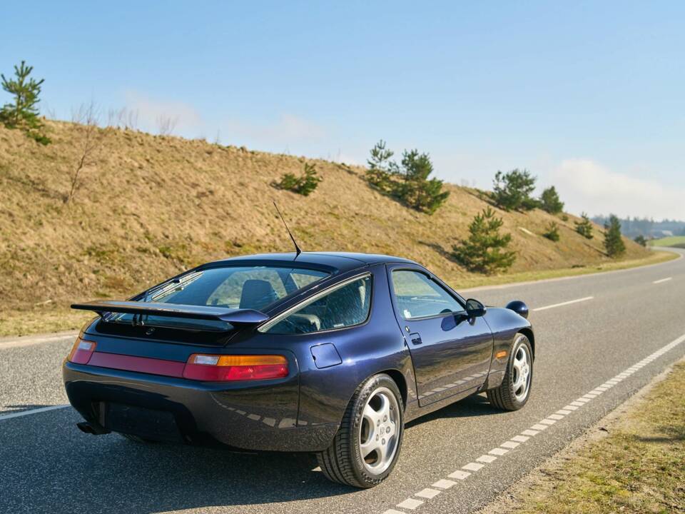 Afbeelding 32/50 van Porsche 928 GTS (1992)