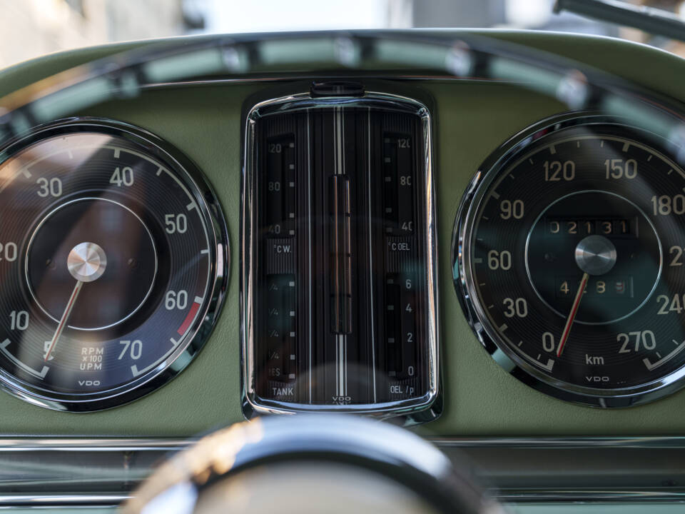 Image 16/26 of Mercedes-Benz 300 SL Roadster (1963)