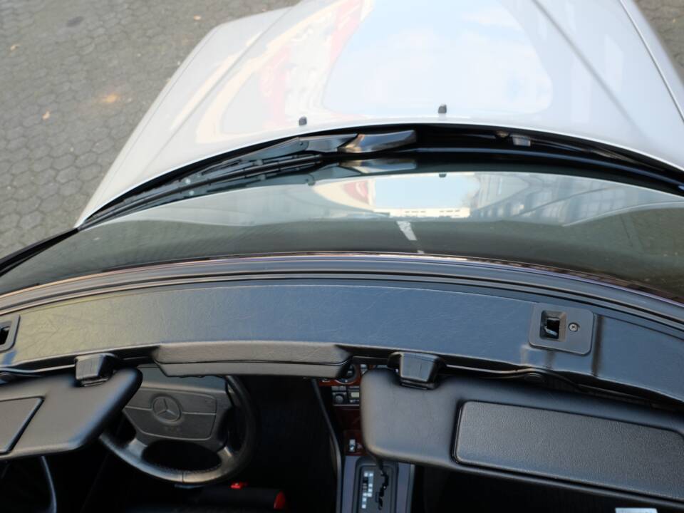 Image 33/74 of Mercedes-Benz E 320 (1997)