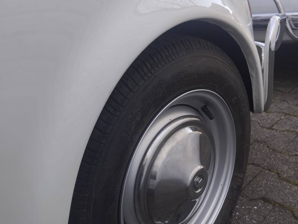 Image 13/34 of FIAT 500 L (1970)