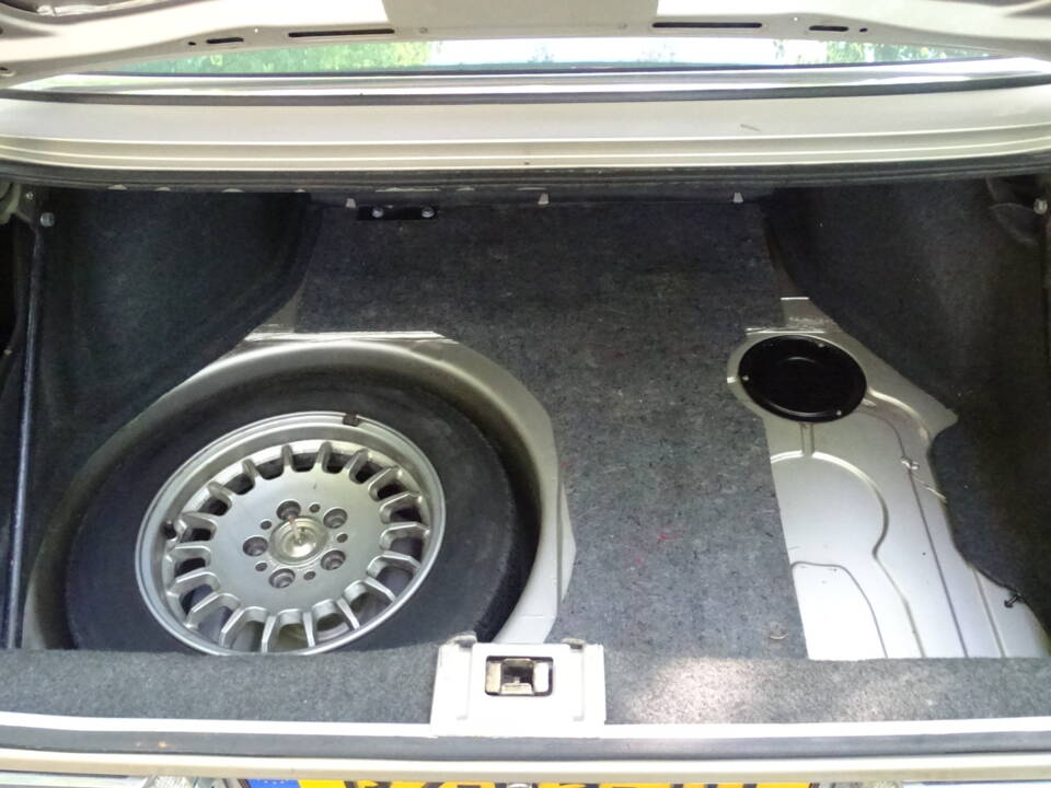 Image 38/41 of BMW 528i (1986)