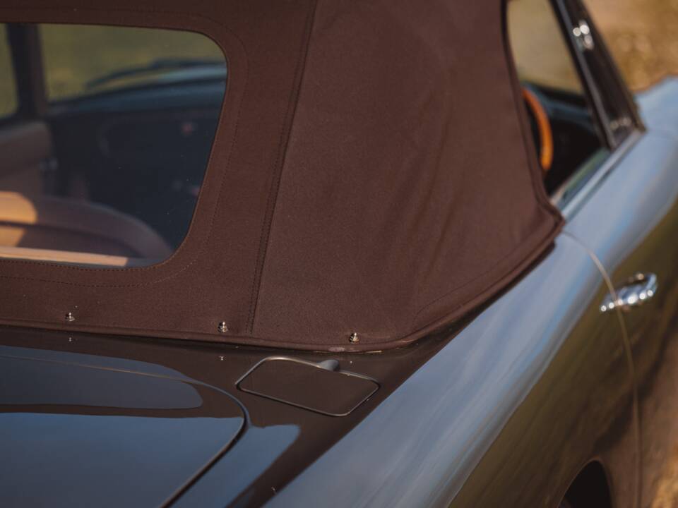 Image 27/99 of Aston Martin DB 6 Volante (1968)