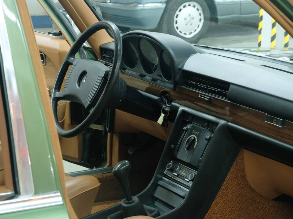Image 34/50 de Mercedes-Benz 350 SE (1975)