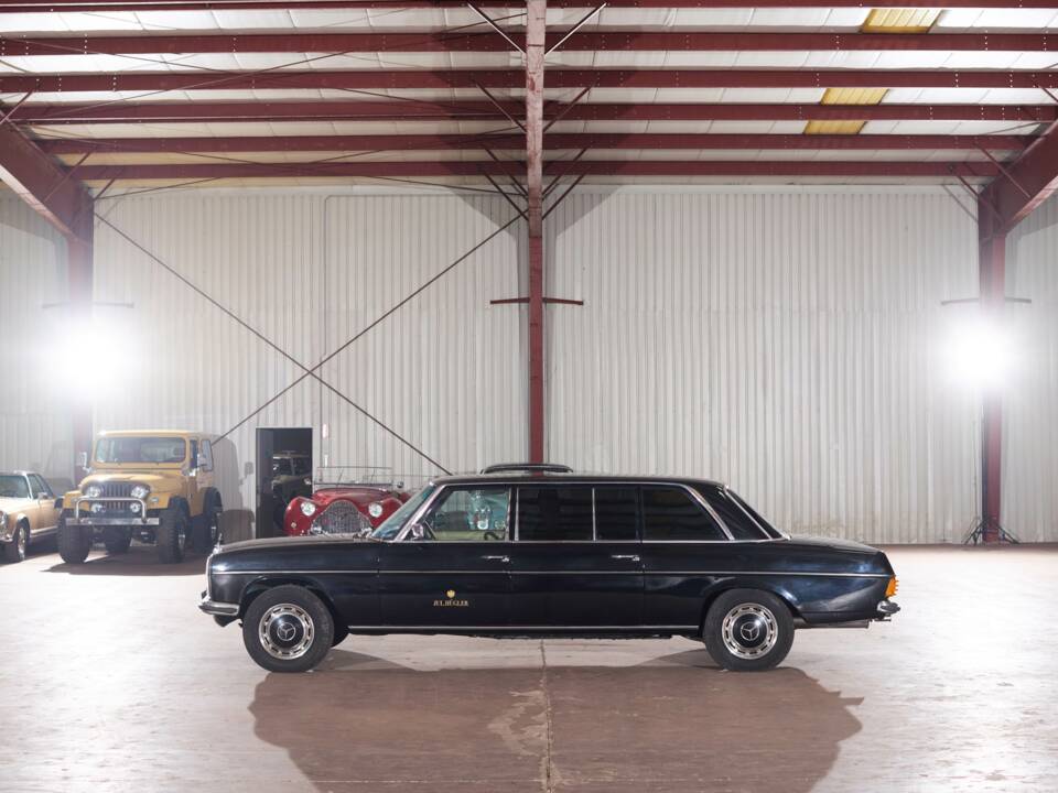 Image 3/64 of Mercedes-Benz 230/6 LWB (1976)