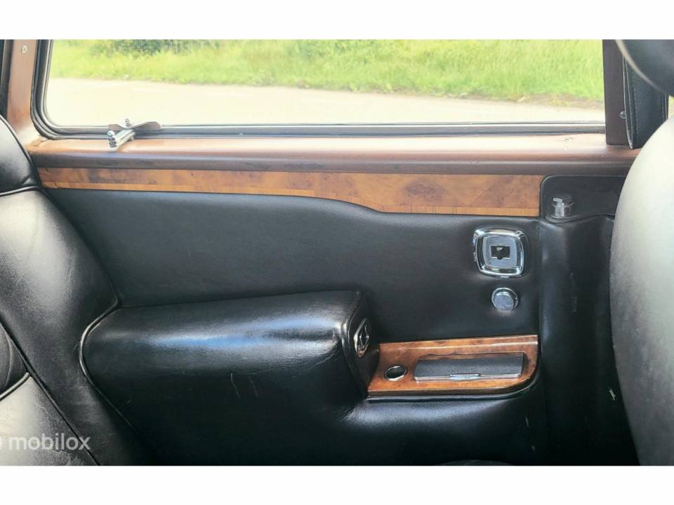 Image 36/49 of Rolls-Royce Corniche (1975)