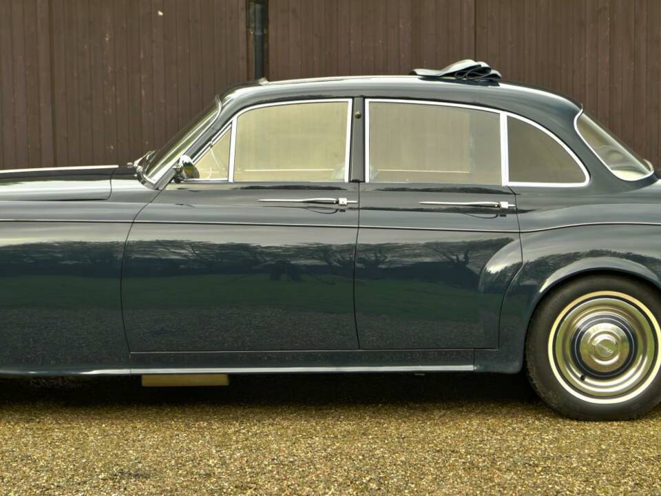 Image 8/50 of Bentley S 3 Continental Flying Spur (1963)