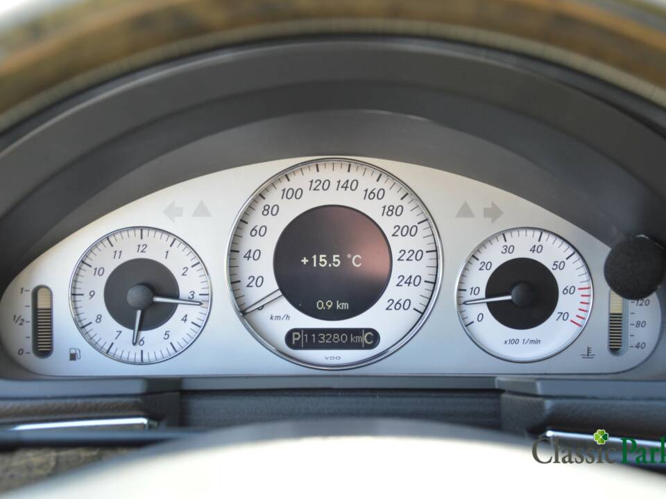 Image 35/50 of Mercedes-Benz E 500 T (2004)