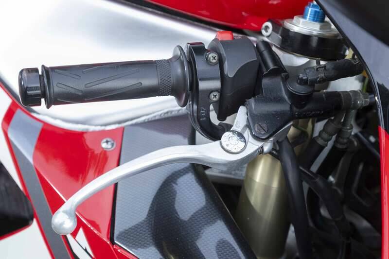 Image 18/33 of Yamaha YZF-R1 (2001)