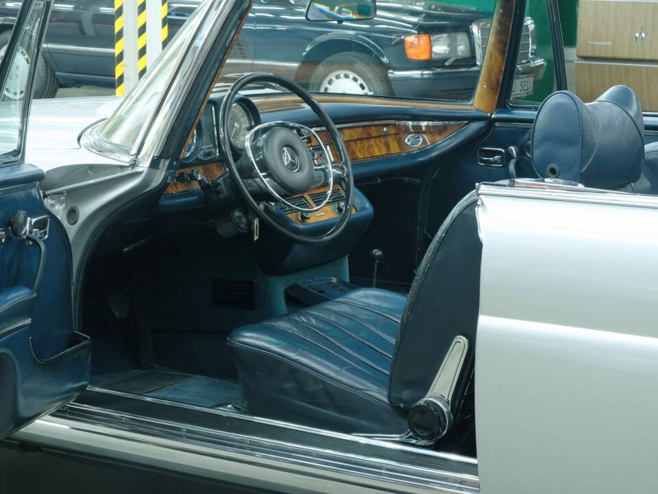 Image 19/50 of Mercedes-Benz 280 SE 3,5 (1970)