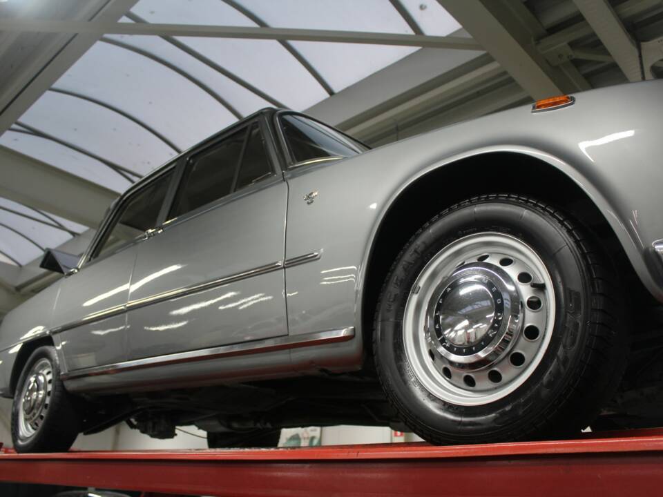 Afbeelding 13/50 van Alfa Romeo Giulia 1600 S (1968)