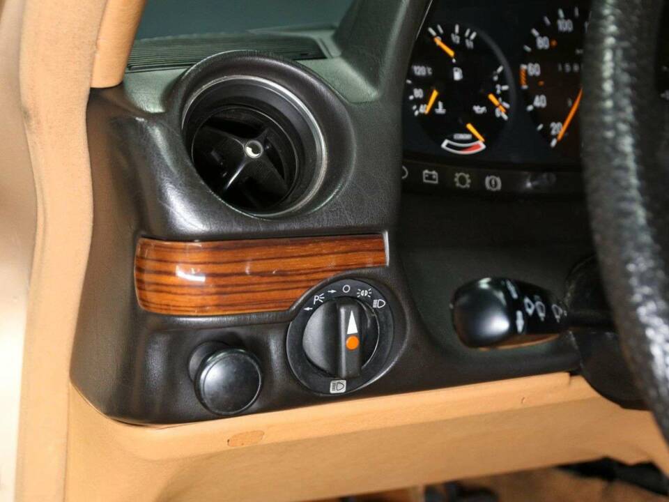 Bild 21/49 von Mercedes-Benz 250 lang (1985)