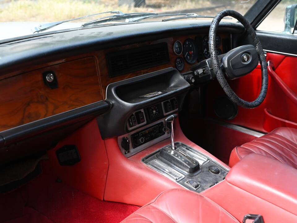 Image 4/20 de Jaguar XJ 6 L 4.2 (1978)