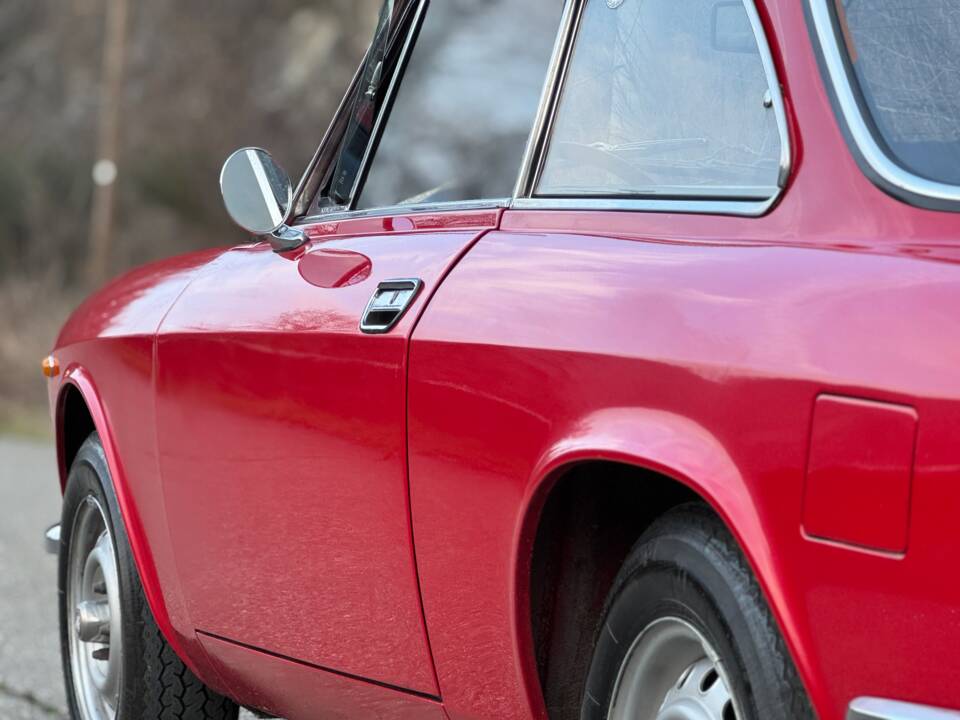 Immagine 15/48 di Alfa Romeo Giulia GT 1300 Junior (1972)