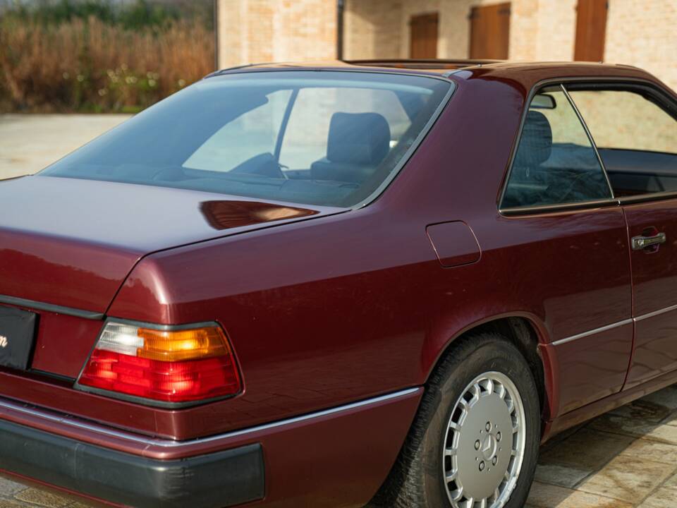 Image 13/50 of Mercedes-Benz 300 CE-24 (1991)