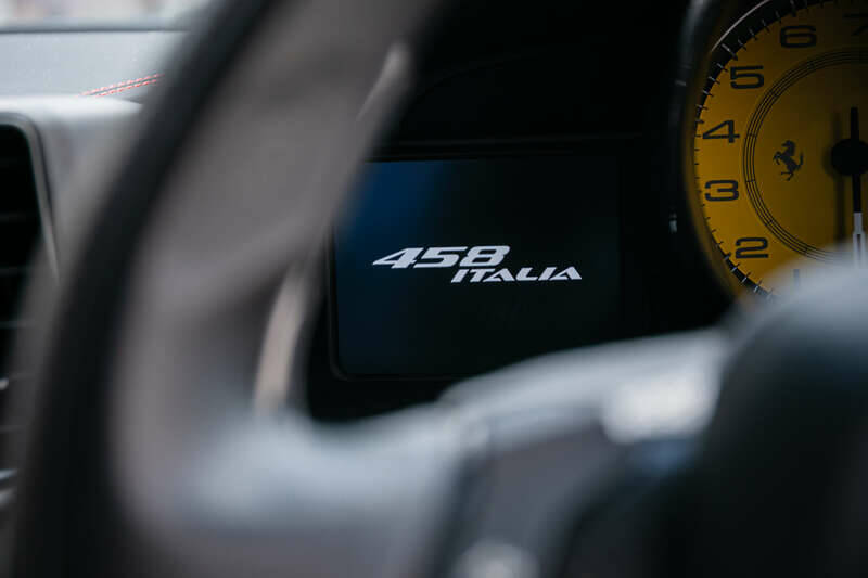 Image 18/50 of Ferrari 458 Italia (2012)