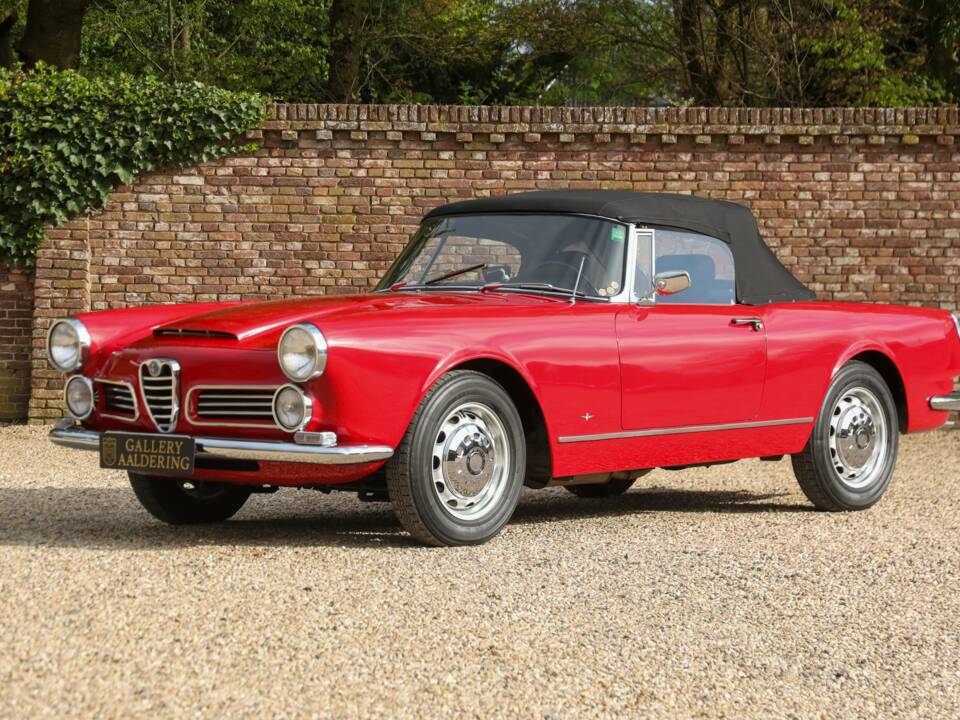 Image 11/50 of Alfa Romeo 2600 Spider (1962)