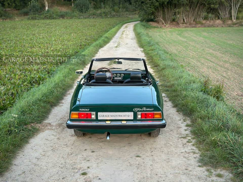 Image 23/60 of Alfa Romeo Spider 1300 (1976)