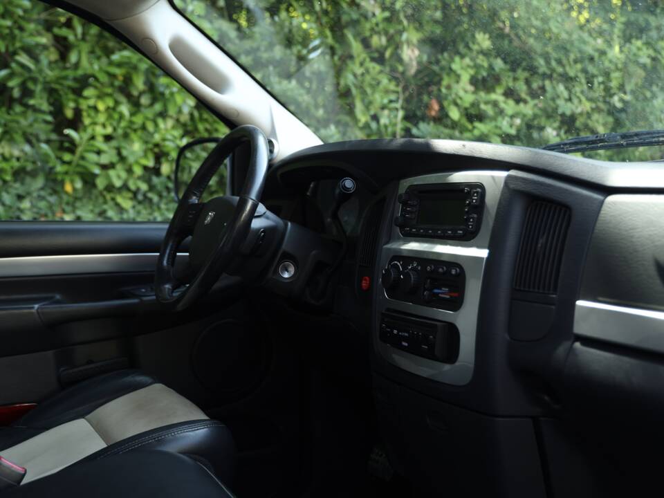 Image 42/82 of Dodge Ram SRT 10 (2005)
