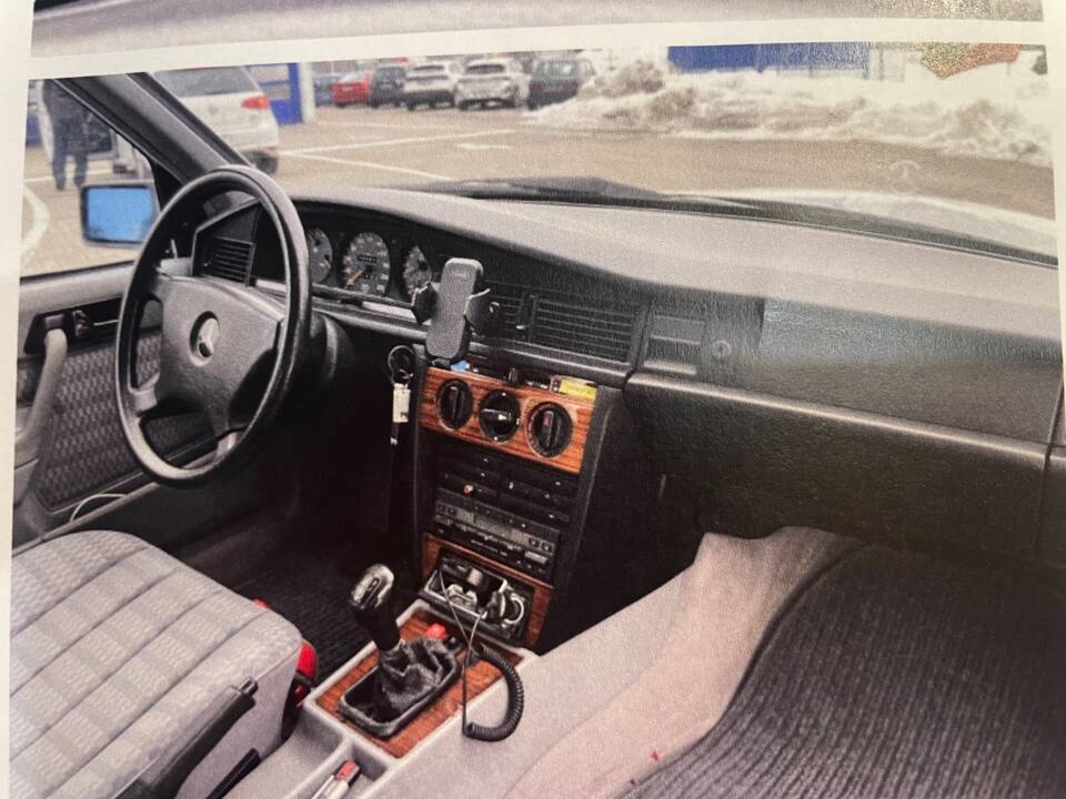 Image 8/9 of Mercedes-Benz 190 E 2.0 (1992)
