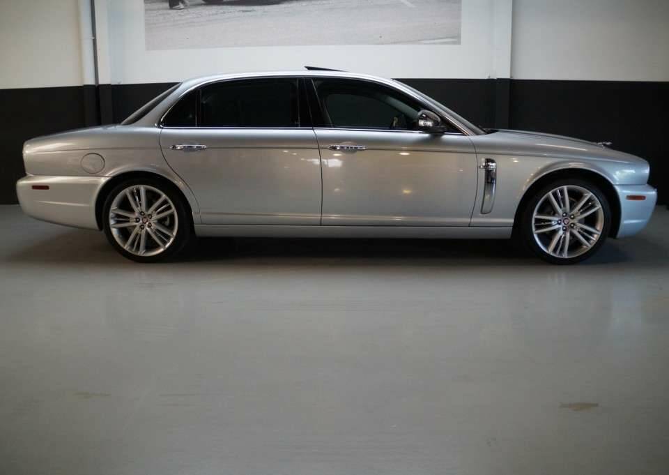 Image 24/50 of Jaguar XJ 8 4.2 (2007)