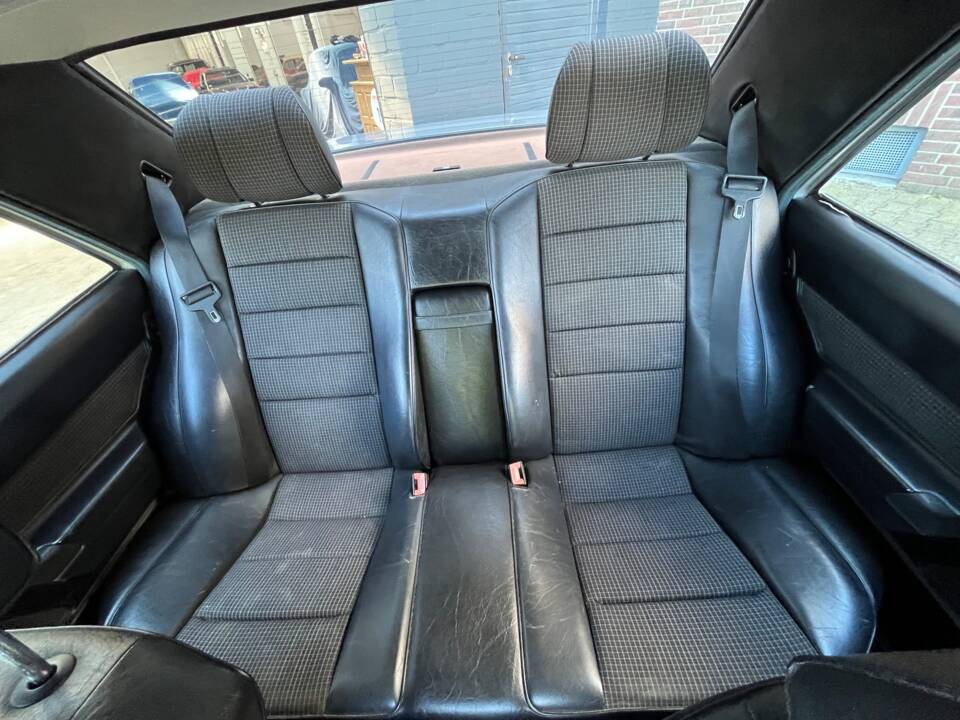 Image 17/89 de Mercedes-Benz 190 E 2.6 (1988)
