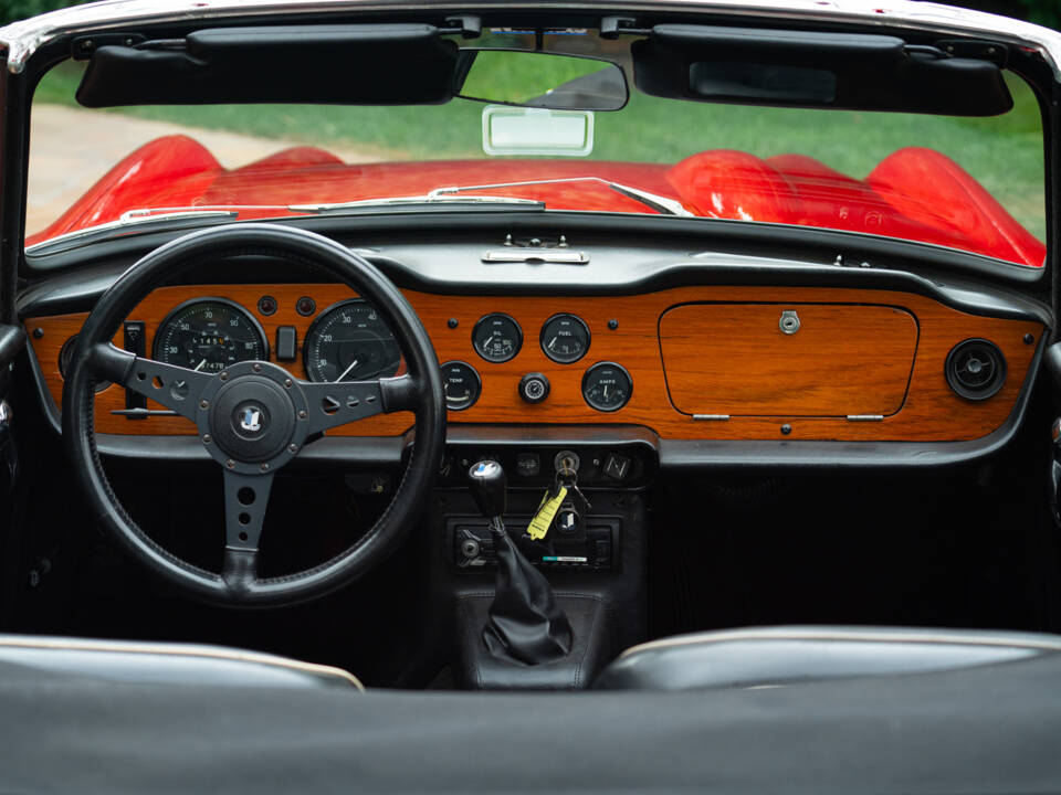 Image 36/44 of Triumph TR 250 (1968)