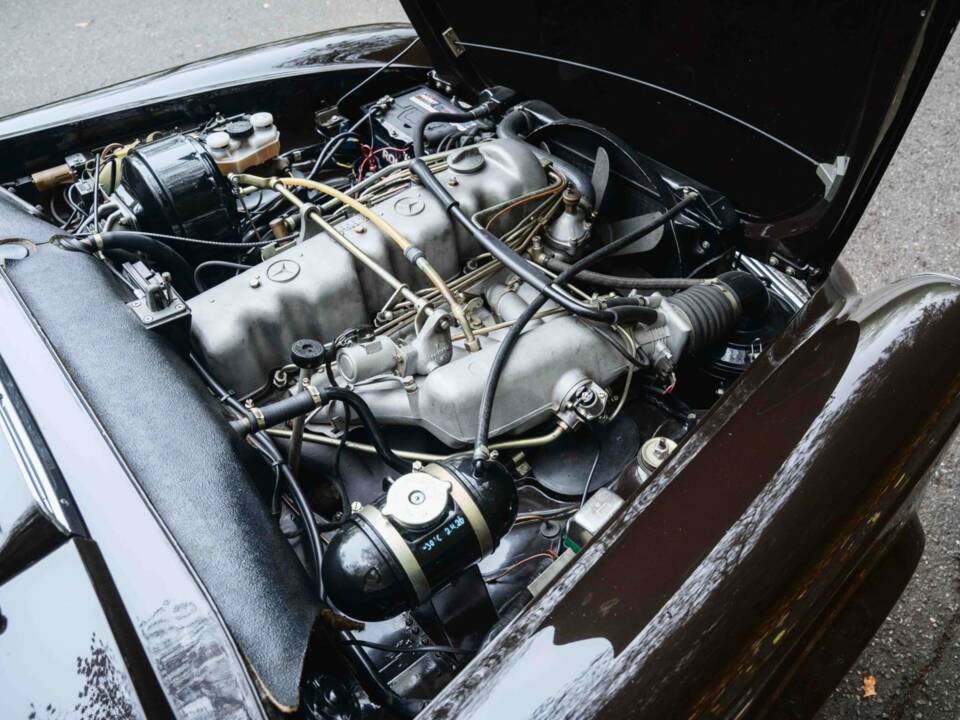 Image 24/28 of Mercedes-Benz 280 SL (1971)