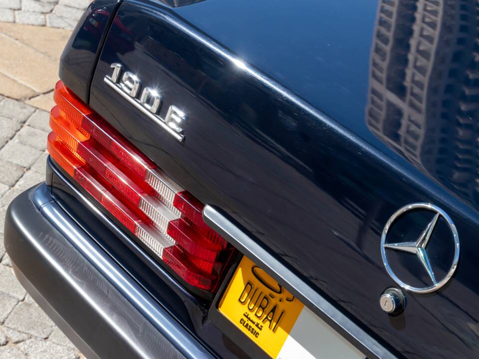 Imagen 14/69 de Mercedes-Benz 190 E (1988)