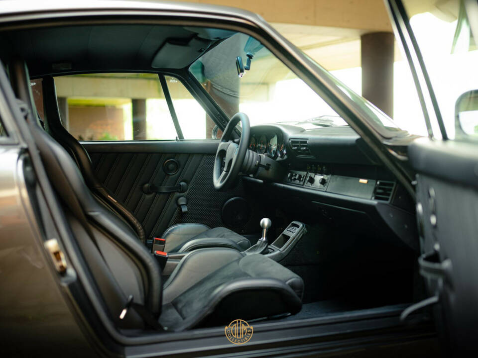 Image 11/49 of Porsche 911 Carrera 2 (1994)