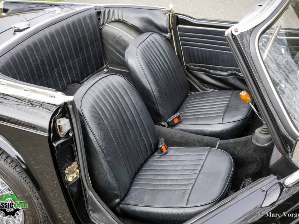 Image 13/37 of Triumph TR 4 (1965)