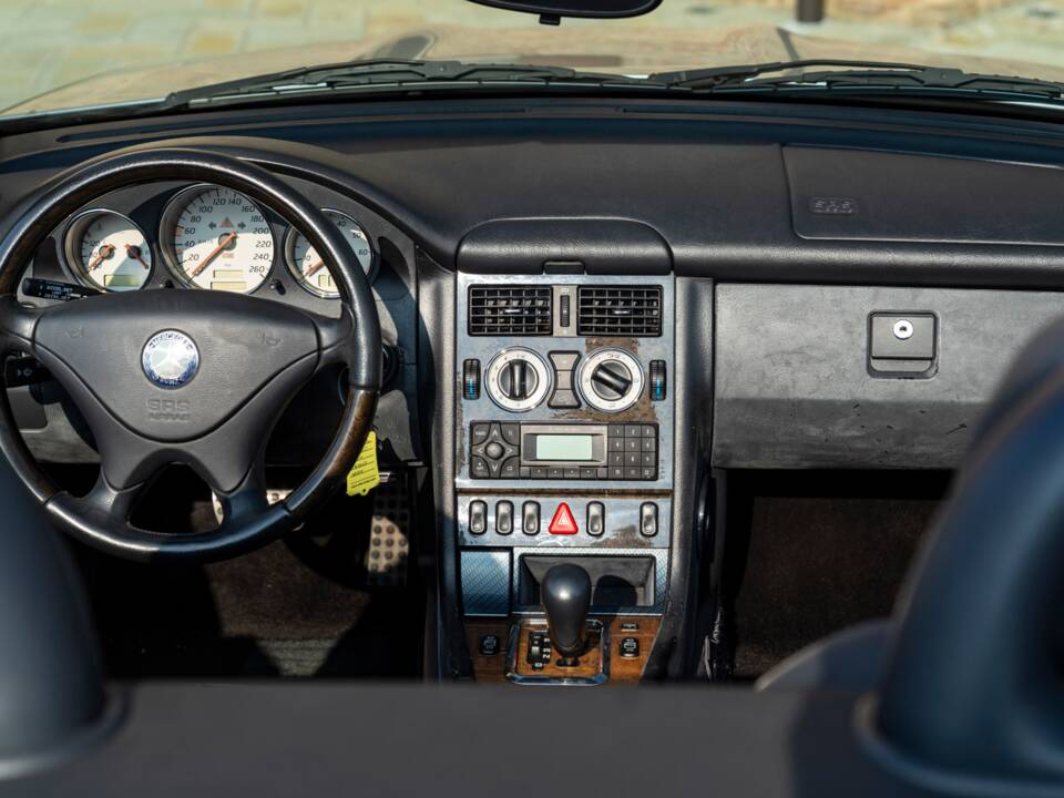Image 29/48 of Mercedes-Benz SLK 320 (2001)
