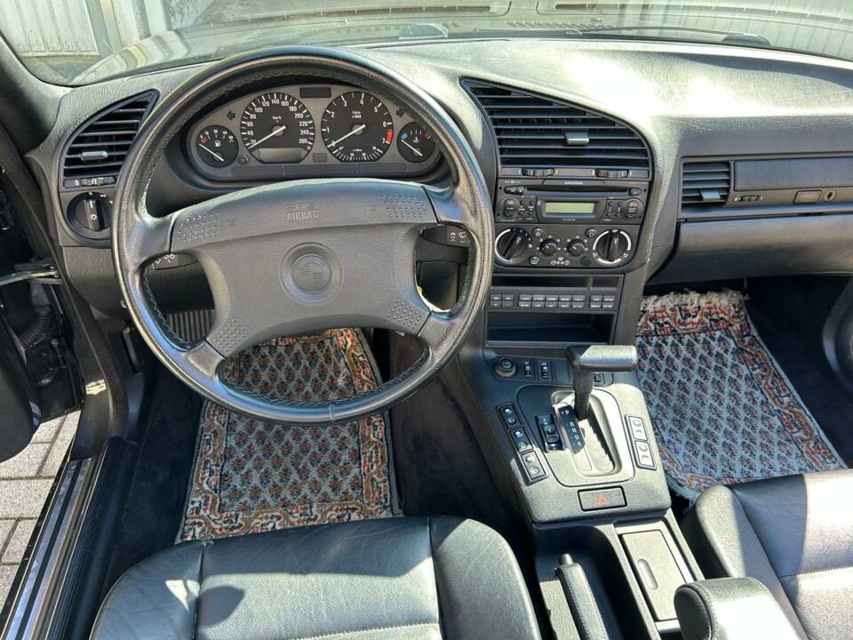 Immagine 5/11 di BMW 325i (1993)