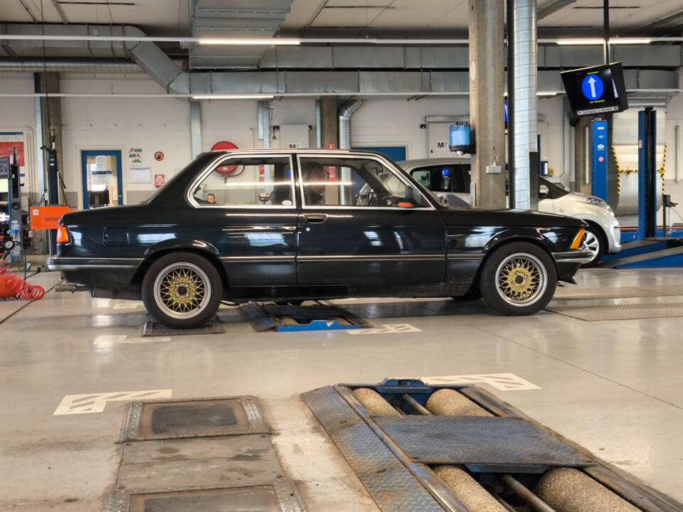 Image 5/22 of BMW 323i (1982)