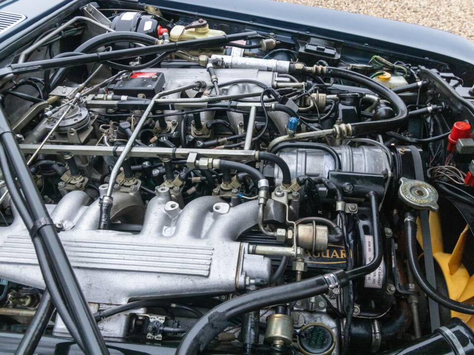 Image 21/50 of Jaguar XJ 12 (1987)