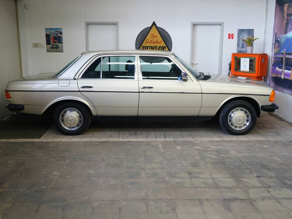 Image 38/40 of Mercedes-Benz 300 D (1982)
