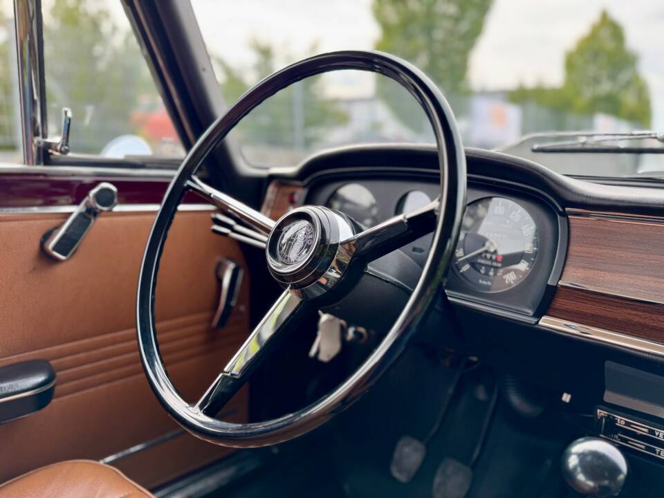 Image 16/24 of Alfa Romeo Giulia 1300 Super (1972)