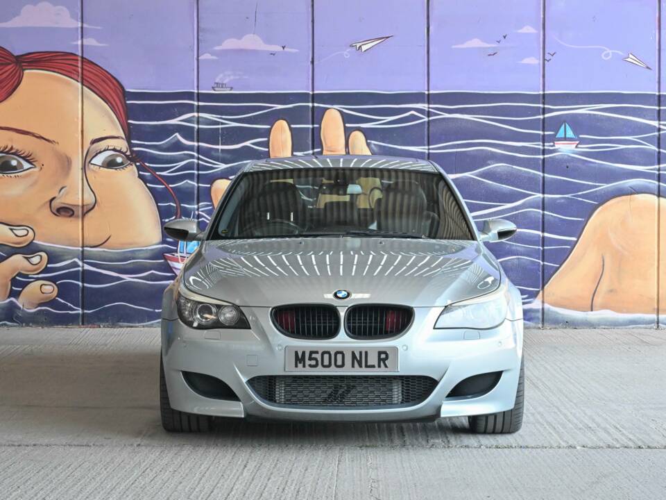 Image 6/18 of BMW M5 (2007)