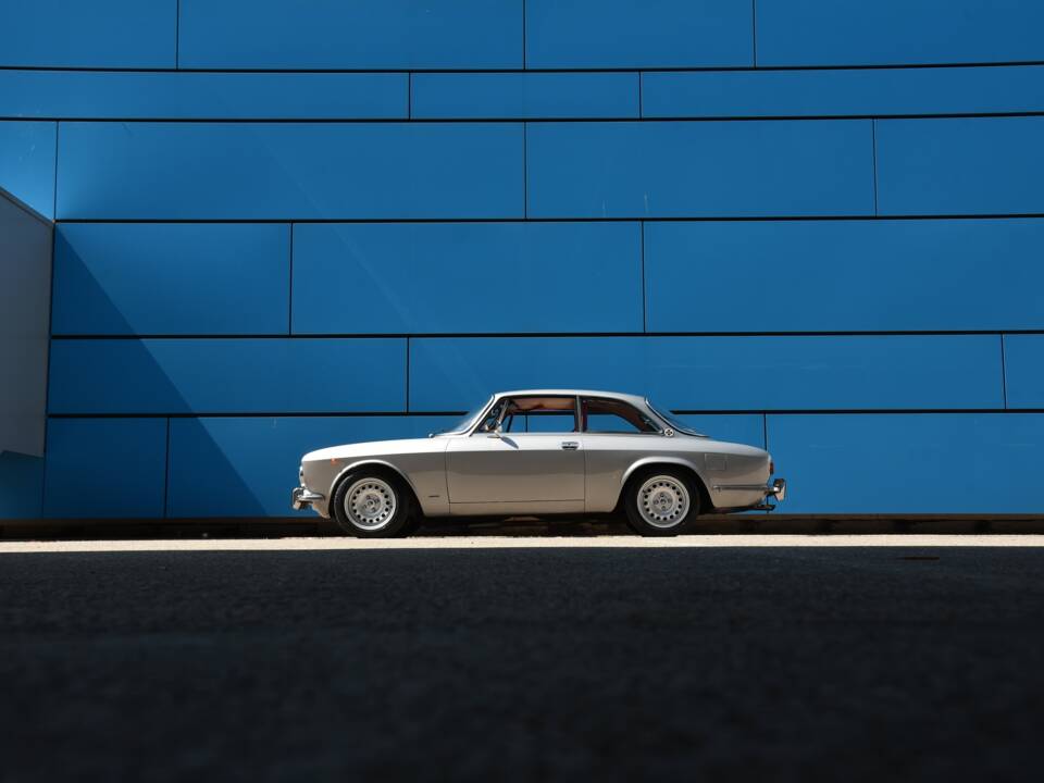 Image 4/24 of Alfa Romeo 1750 GT Veloce (1971)