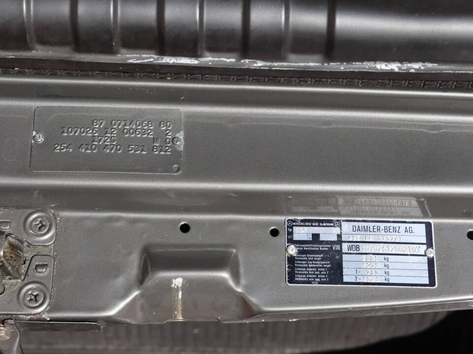 Image 22/59 of Mercedes-Benz 500 SLC (1980)
