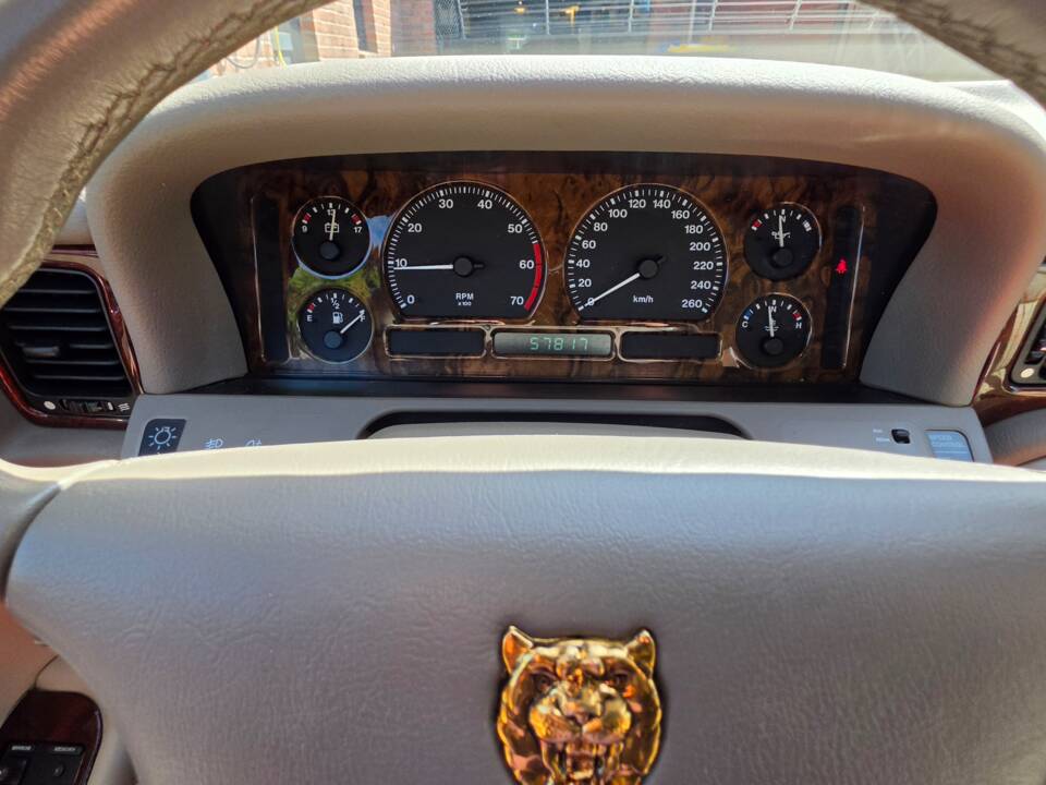 Image 13/26 of Jaguar XJ 6 4.0 Sovereign (1996)