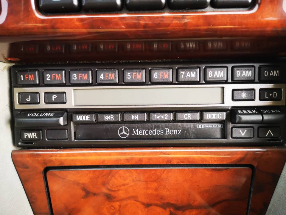 Image 43/48 de Mercedes-Benz 400 E (1993)