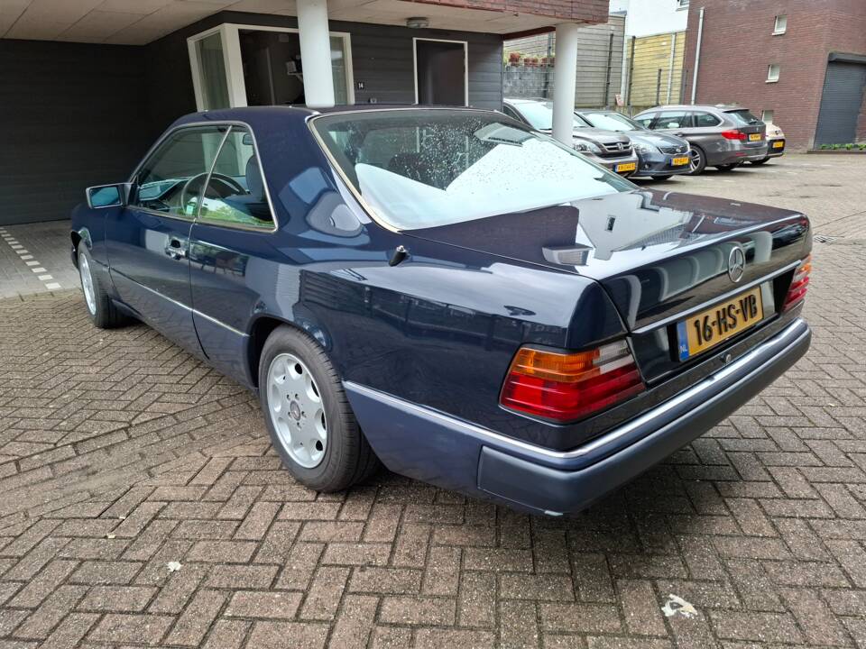 Immagine 4/14 di Mercedes-Benz 230 CE (1992)