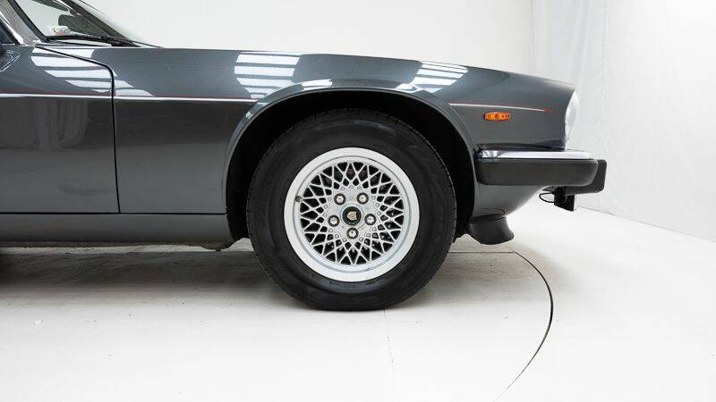 Image 10/15 of Jaguar XJS 5.3 V12 (1990)