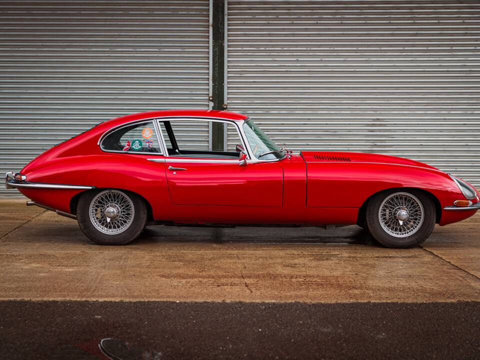 Image 2/46 of Jaguar E-Type (2+2) (1966)